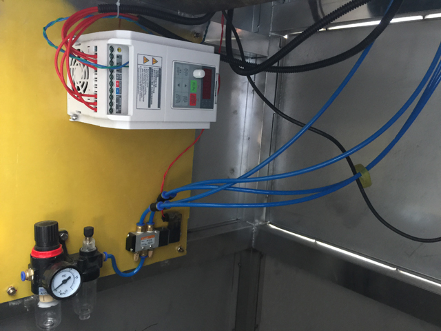 внутри укупорочного оборудования Ropp.jpg