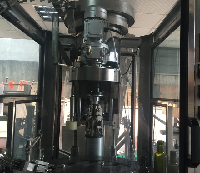 внутри укупорочного оборудования Ropp.jpg