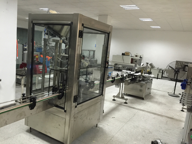 этикетировочная машина укупорочная линия.jpg