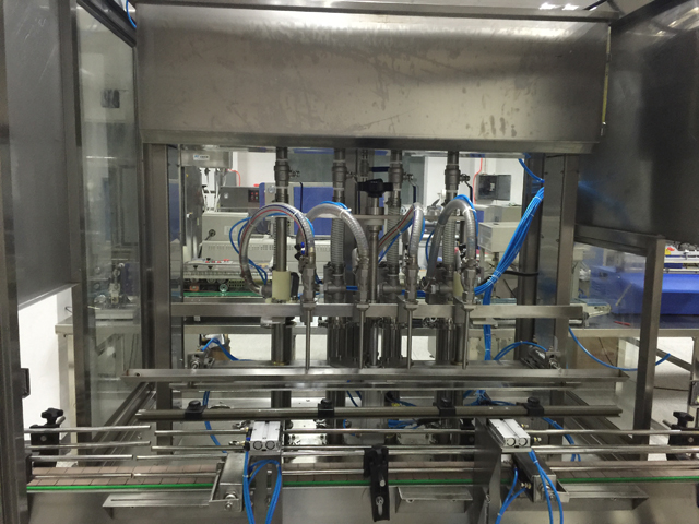 Четырехголовочная машина для наполнения.jpg