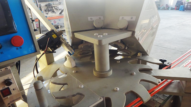 поворотная пластина для укупорки.jpg