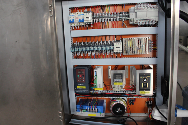 МАШИНА ДЛЯ РОЗЛИВА 4 головки (1).JPG