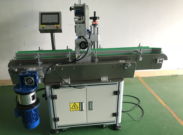 этикетировочная машина для губной помады на заказ.jpg