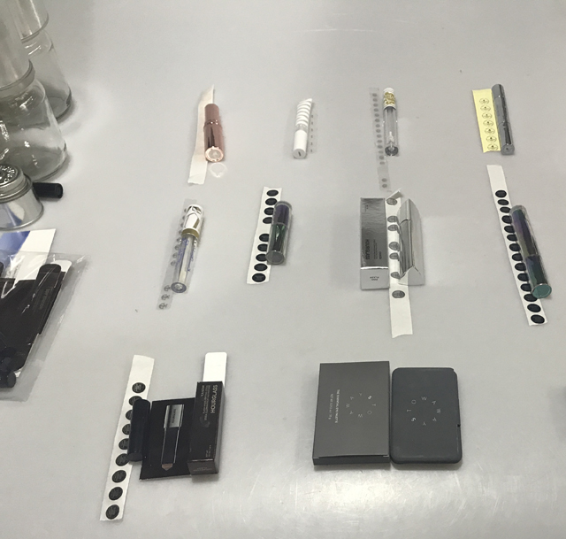 этикетки и губная помада косметические продукты.jpg