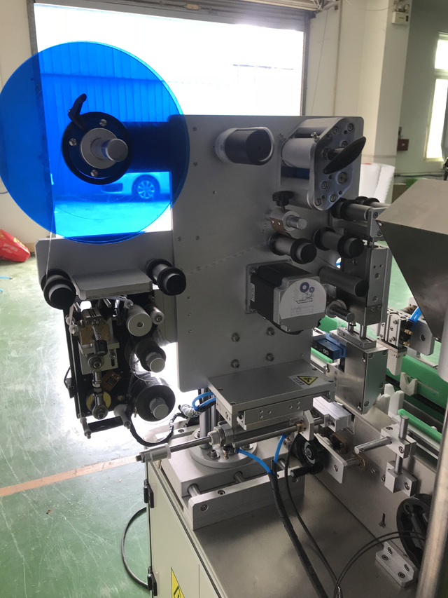 этикетировочная машина с принтером.jpg