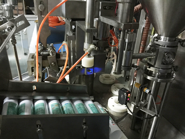 tubes holding feeding system автоматическая система подачи тюбиков для наполнения и запечатывания.jpg