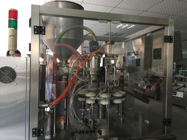 close pictures of tubes filling sealing machines принцип работы машин для наполнения и запайки туб.jpg