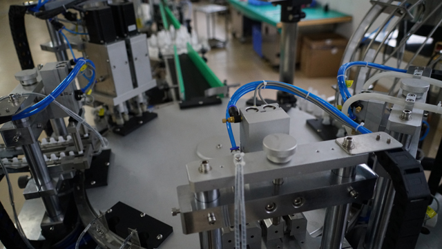 роторный наполнитель и укупорщик.jpg