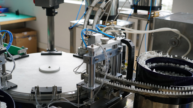 РОТАЦИОННЫЙ розлив электронной жидкости в пластиковые бутылки.jpg