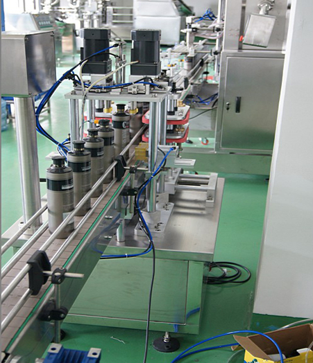 automatic capping machine with manual caps feeder system автоматический укупорщик с ручной подачей крышек.jpg