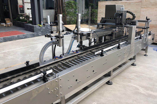 Машина для укупорки ведер для наполнения маслом.jpg