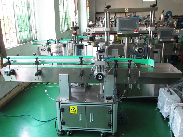 labeling machine with positioning system ОБОРУДОВАНИЕ ДЛЯ ЭТИКЕТИРОВАНИЯ БУТЫЛОК PLC.jpg