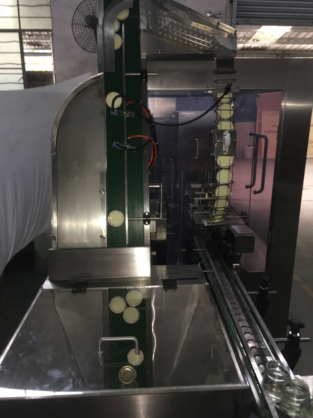 процесс вакуумной герметизации банок.JPG