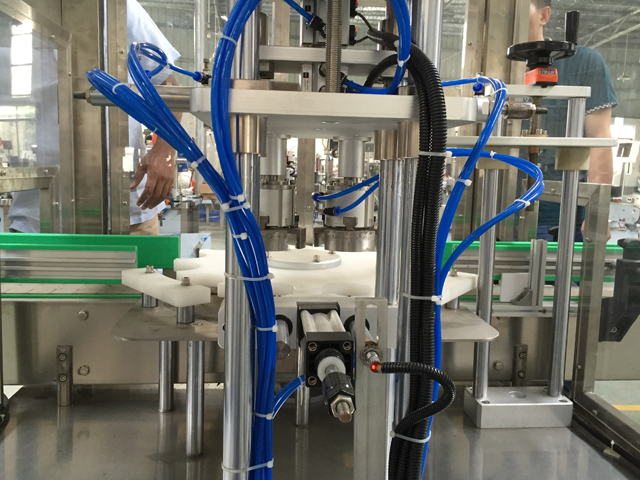 ЗАДНЯЯ СТОРОНА основного корпуса вакуумных укупорочных машин.jpg