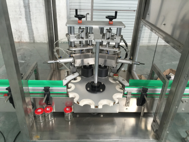 вакуумная укупорка колпачков с автоматической системой.jpg