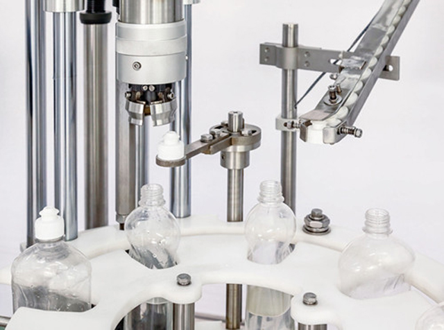 capping head close shot детали машины для укупорки одной пробкой.jpg