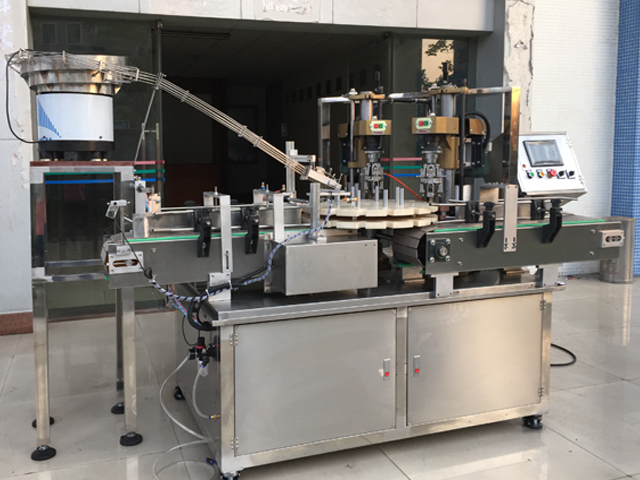 capping machine with 2 capping heads полуавтоматическое оборудование для укупорки винтовыми колпачками.jpg