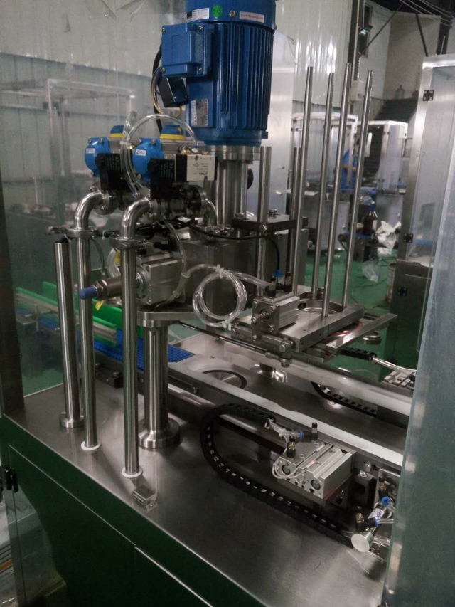 Крупный план вакуумной закаточной машины.jpg