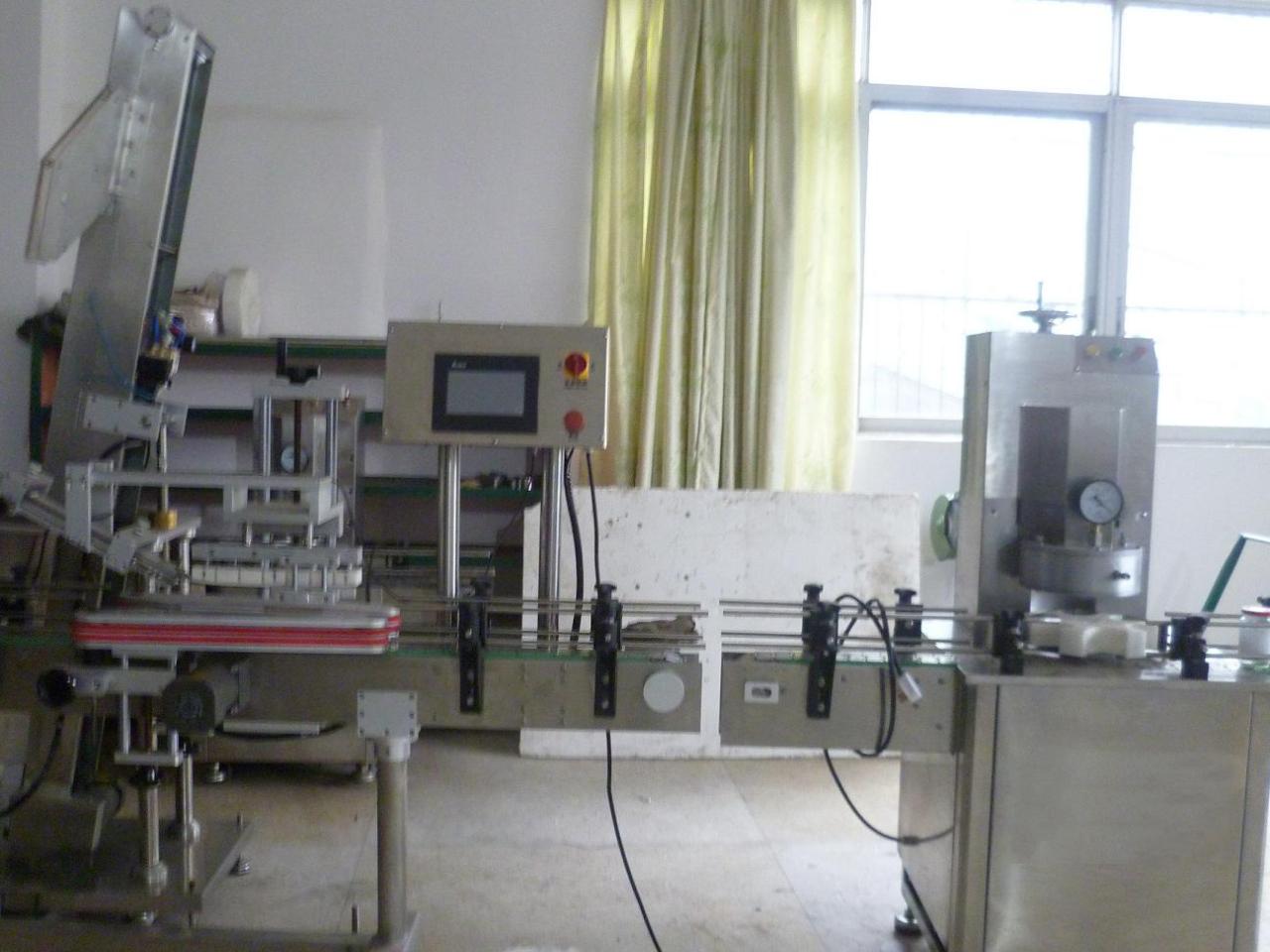 vacuum capping machine with cap placement вакуумный укупорщик для стеклянной банки.JPG