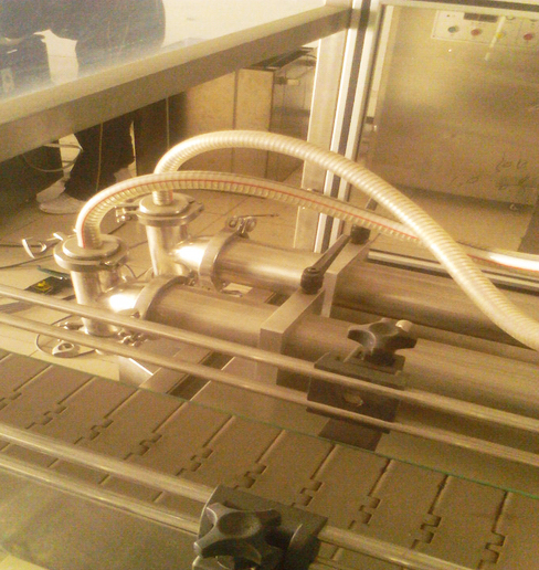 Машина для розлива с двумя головками, оснащенная автоматической.jpg