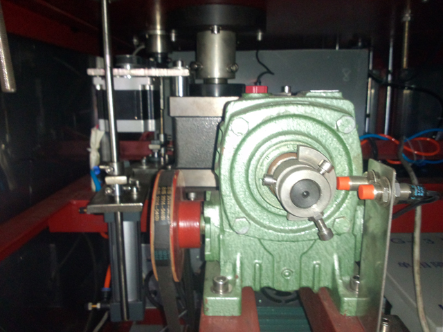 полуавтоматический наполнитель и укупорщик тюбиков.jpg