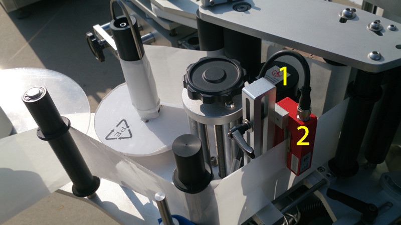 labeling machine for E liquid small bottles маркировка для жидкости E закрыть pictures.jpg