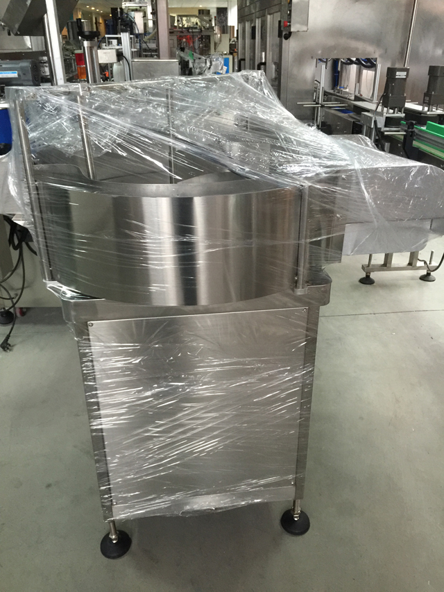 бутылки столы.jpg