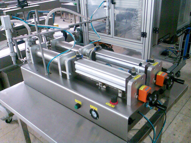 double heads liquid filling machine Машина для розлива жидких моющих средств с 2 головками.jpg
