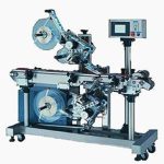 Машина для двусторонней маркировки кусков мыла с плоской поверхностью и верхним расположением этикеток