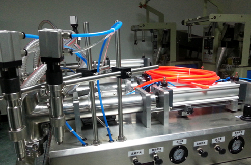 liquid filling machinery semi automatic горизонтальный жидкостный наполнитель полностью пневматический.jpg