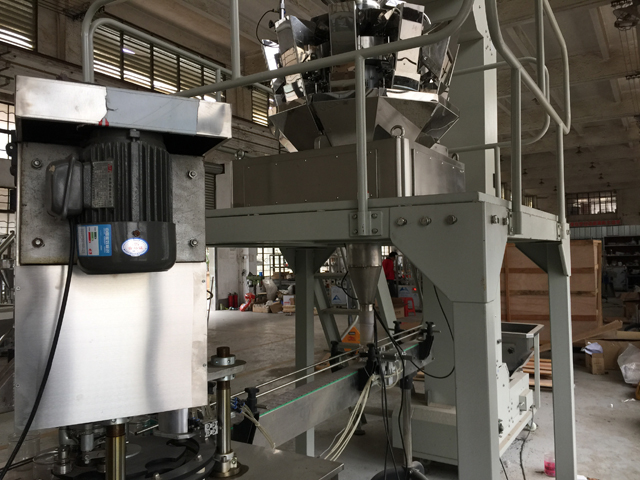 Машина для наполнения и укупорки банок крупным планом.jpg