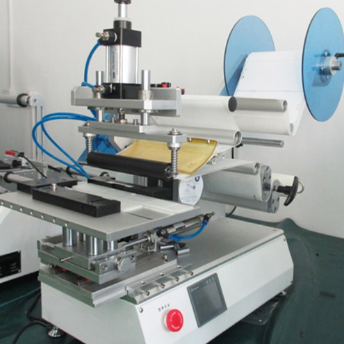 rolling labeling machine for plane surface objects полуавтоматические рулонные этикетировочные машины.