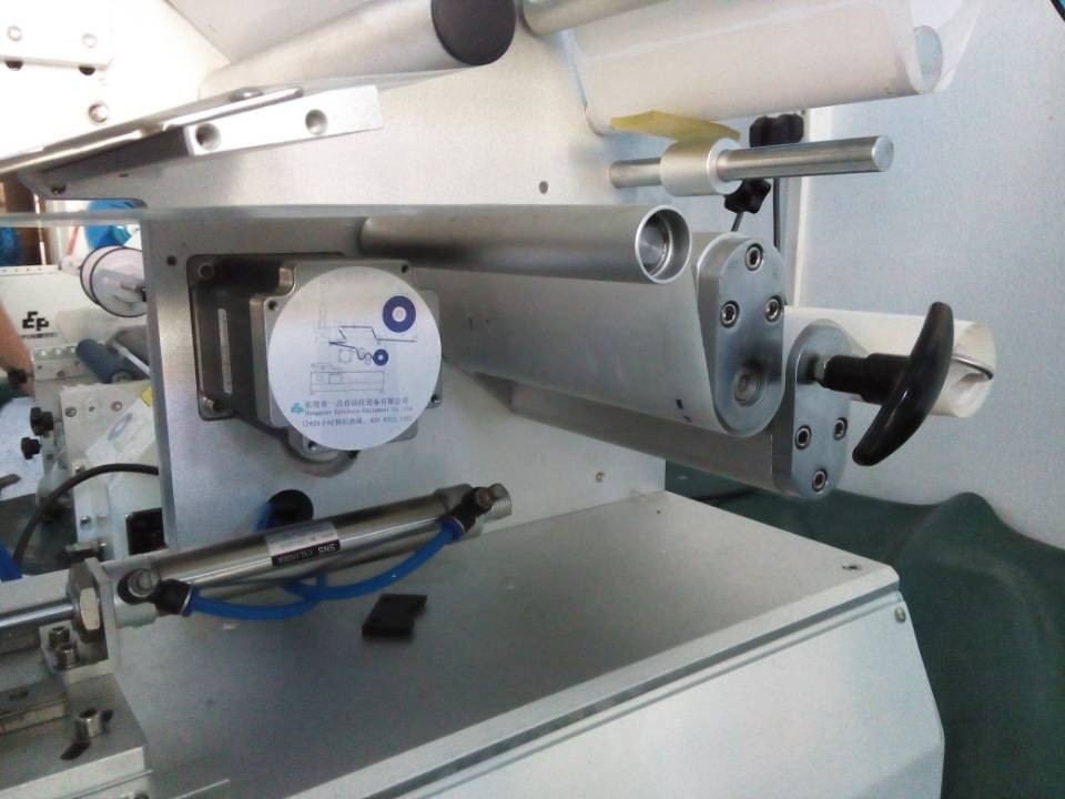 close shot for labeling machines полуавтоматические рулонные этикетировочные машины.