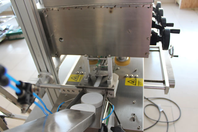 укупорочная машина с подъемом (1).JPG