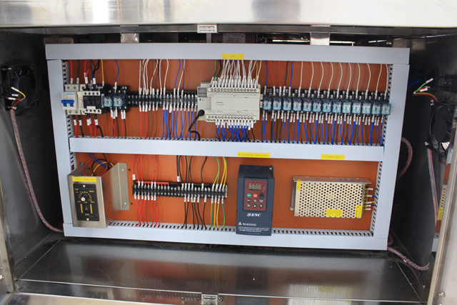 horizontal small bottles labeling machine picture Горизонтальная этикетировочная машина фактическая фотография.jpg