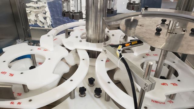 оборудование для укупорки винтовыми крышками.jpg