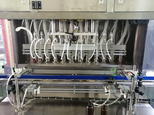 Машина для розлива на 12 головок с нагревателем-смесителем (4).jpg