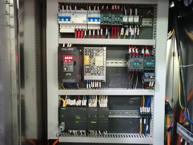 Машина для розлива на 12 головок с нагревателем-смесителем (2).jpg