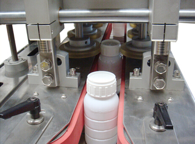 оборудование для укупорки винтовыми крышками.jpg