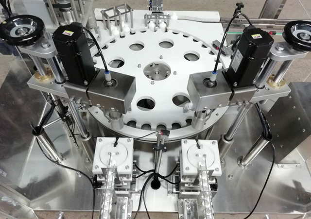 бутылки роботизированная рука-кормушка.jpg