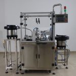 Моноблочная машина для розлива, укупорки и укупорки небольших бутылок-капель