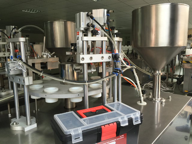 тюбики наполнитель герметик в ряд.jpg