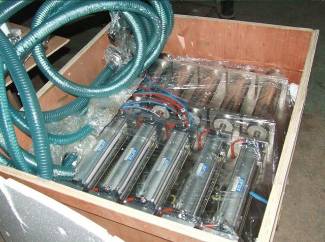 Машина для розлива с 4 головками в деревянном корпусе.jpg