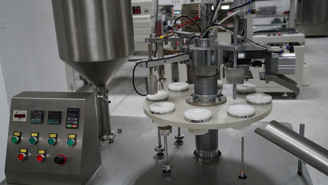 оборудование для наполнения и запечатывания туб.jpg