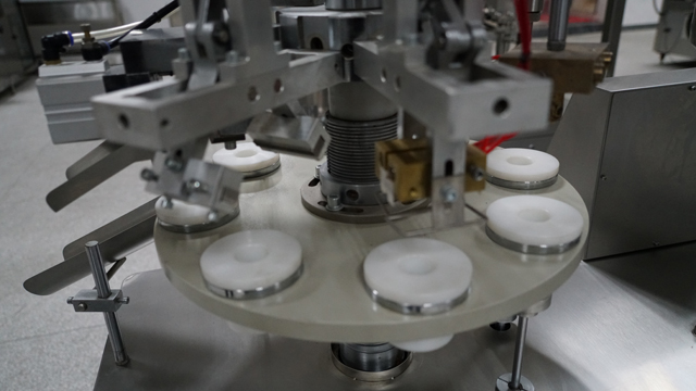 полуавтоматическая линия наполнения и запайки туб.jpg