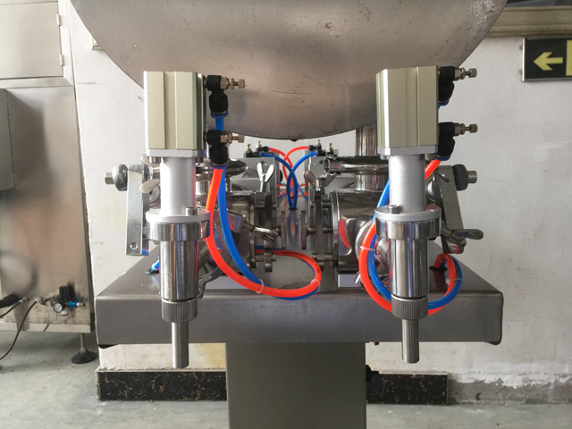 two filling nozzles pneumatic filler equipment сопла два.jpg