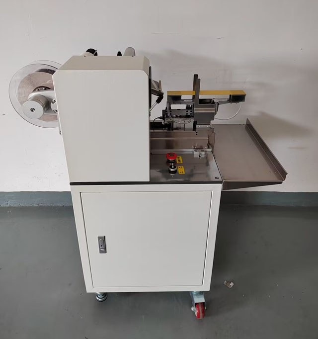 этикетировщик для упаковки корма для собак (5).jpg