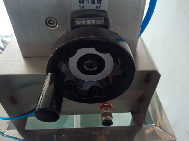 liquid filling machine semi automatic Оборудование для наполнения шампунем.jpg