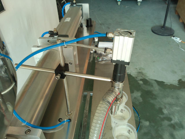 liquid filling machine for lotion shampoo cream Оборудование для наполнения шампунем.jpg