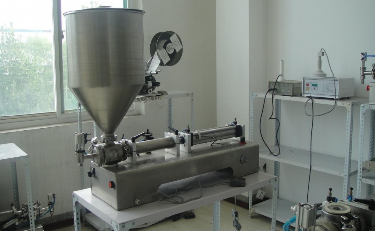 liquid paste filling machine with vertical hopper ОДНОГОЛОВОЧНАЯ МАШИНА ДЛЯ ЗАПОЛНЕНИЯ БУНКЕРА.jpg